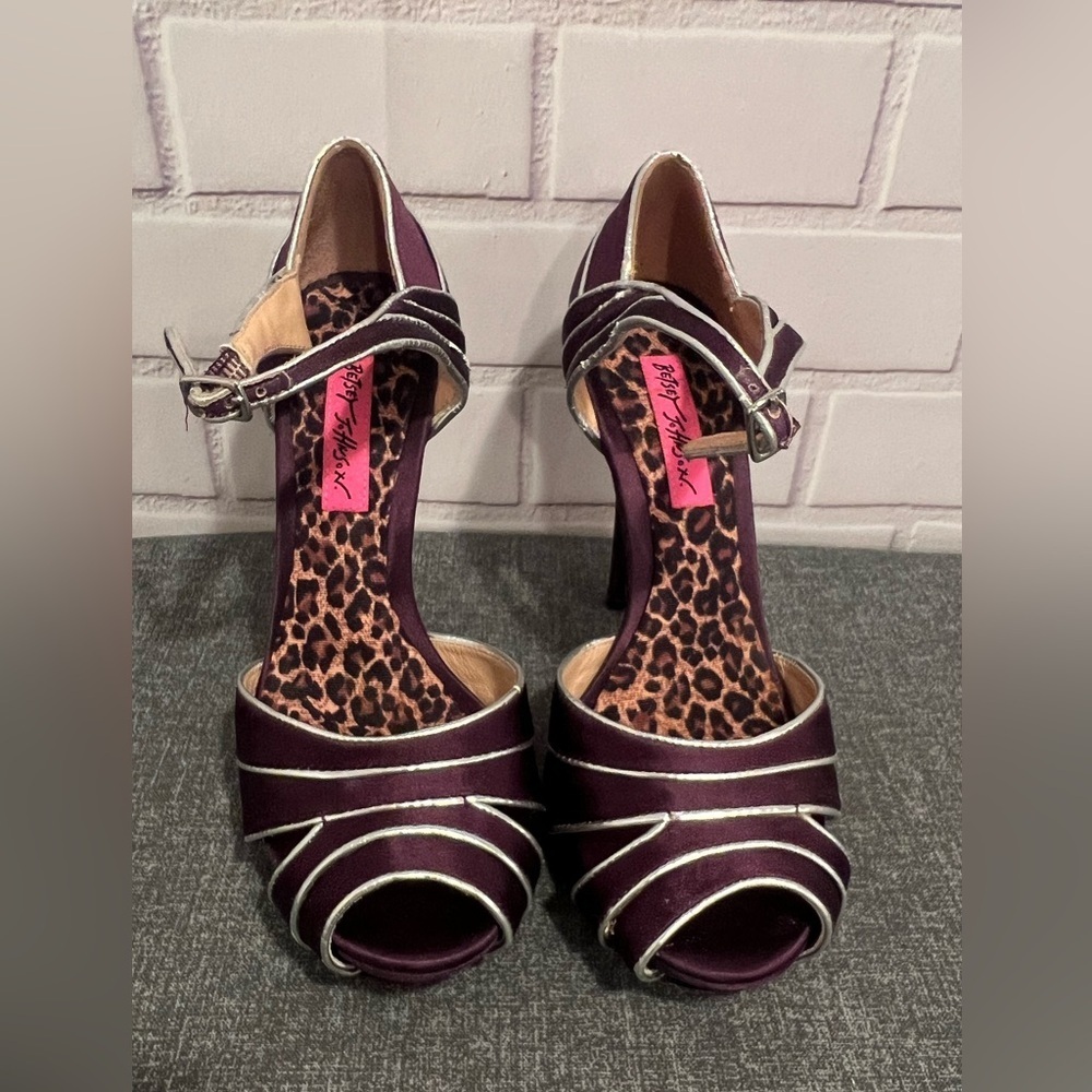 BETSY JOHNSON women purple/silver pumps/size 6.5